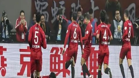 “阿森纳英超28轮大胜水晶宫4-1，萨卡两射一传惊艳，球队积分榜领先8分领跑”