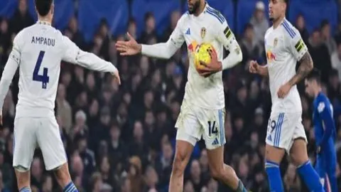 南京苏酒勇夺CBA胜利，登顶排行榜首位。